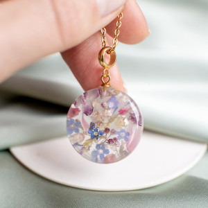 Wisiorek z kompozycją kwiatową 058