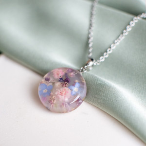 Wisiorek z kompozycją kwiatową 059