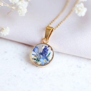 Wisiorek z kompozycją kwiatową 060