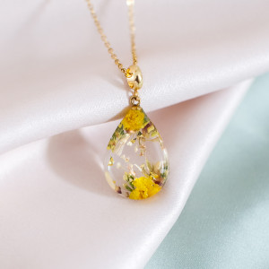 Wisiorek z kompozycją kwiatową 074