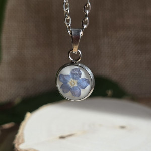 Wisiorek z kwiatem niezapominajki prawdziwy kwiat