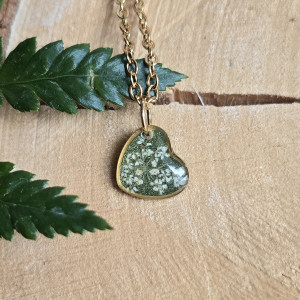 Wisiorek z kwiatem serduszko serce zielona zawieszka