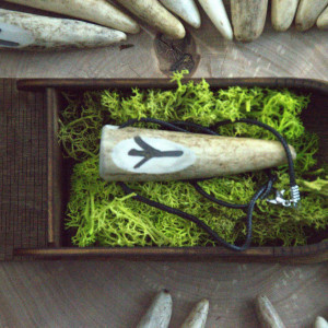 Wisiorek z poroża ,Algiz   – znak runiczny poroża jelenia