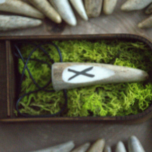 Wisiorek z poroża , Gebo   – znak runiczny poroża jelenia