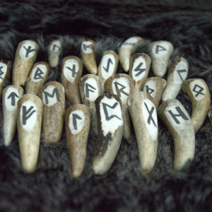 Wisiorek z poroża , Ochrona Wikinga, 24 znaki runiczne