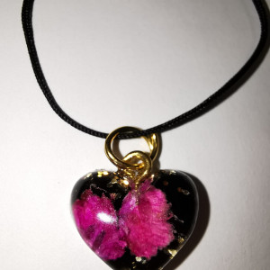 Wisiorek z różową gipsówką  mini urocze serce