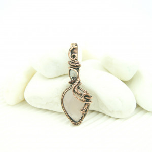 Wisiorek z różowym kwarcem