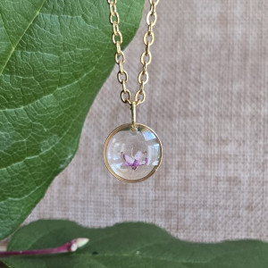 Wisiorek z różowym kwiatem dziewczęca zawieszka