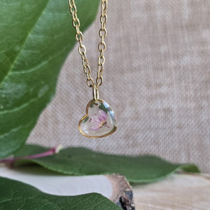 Wisiorek z różowym kwiatem serce