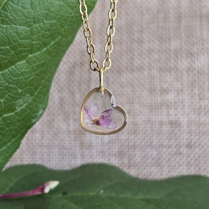 Wisiorek z różowym kwiatem serce dziewczęca zawieszka