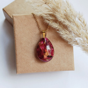 Wisiorek z zatopionymi płatkami róży