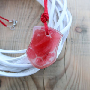 Wisiorek z żywicy na rzemyku - Morning Raspberry