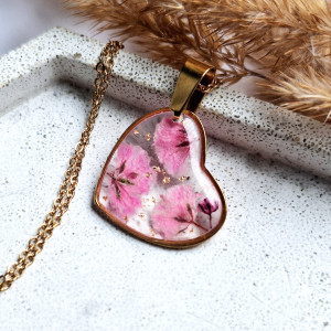 Wisiorek z żywicy serduszko z różową gipsówką