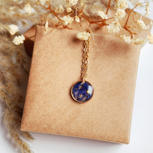 Wisiorek z żywicy suszone  płatki chabra