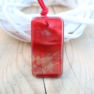 Wisiorek z żywicy w kolorze malinowym - Raspberry Cloud