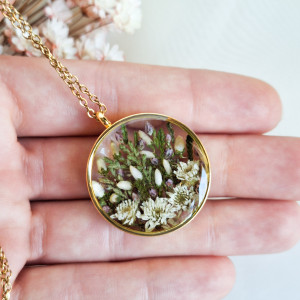 Wisiorek z żywicy z kompozycją kwiatów