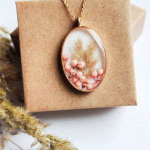 Wisiorek z żywicy z kwiatami ozothumnusa i trawą