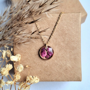 Wisiorek z żywicy z suszonymi fioletowymi kwiatami