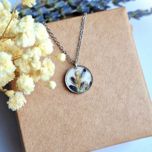 Wisiorek z żywicy z suszonymi kwiatami lawendy srebrny na białym tle