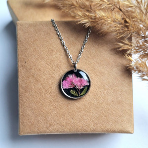 Wisiorek z żywicy z suszonymi kwiatami różowej gipsówki srebrny