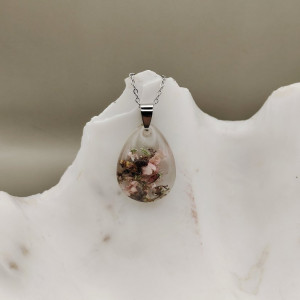 Wisiorek z żywicy z zatopionymi suszonymi kwiatami