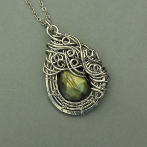 Wisiorek złoty labradoryt wire wrapping I