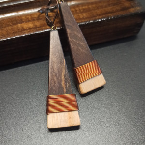 wiszące kolczyki drewniane z elementem miedzianym