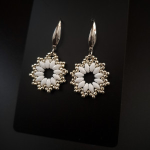 Wiszące Kolczyki Koła z Koralików w Kolorach Bieli i Srebra