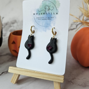 Wiszące koty z kwiatem