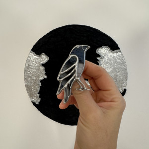 Witrażowa broszka ptak "Kruk" Biżuteria na zamowienie