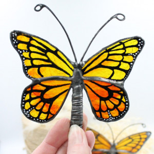 Witrażowy Motyl – symbol nadziei