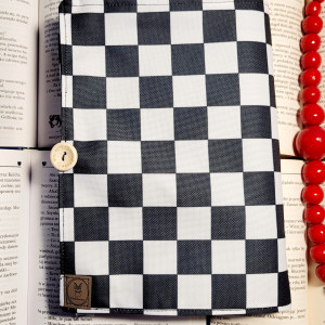 Wodoodporne etui na książkę: szachownica