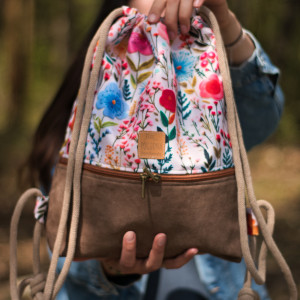 Workoplecak plecak w haftowane kwiaty z brązowym dołem z nubuku