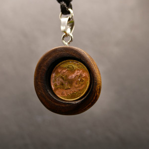 Wyjątkowy drewniany wisiorek - Grosz szczęścia - z brzozy, pirografia