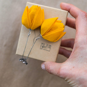 Wyrazista biżuteria tekstylna Tulipany, Unikatowe Kolczyki origami.