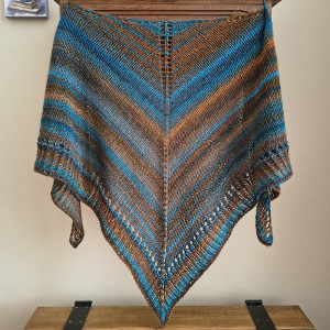 Z bursztynem - miła, lekka chusta z wełną