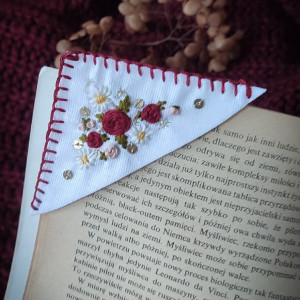 Zakładka do książki w haftowane kwiaty