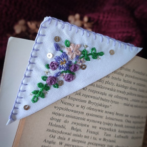 Zakładka do książki w haftowane kwiaty liliowa