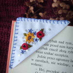 Zakładka do książki w haftowane kwiaty niebieska