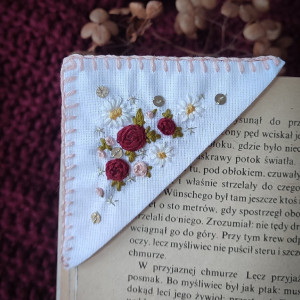 Zakładka do książki w haftowane kwiaty róż