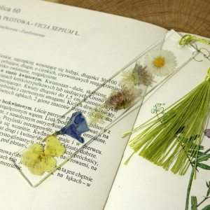Zakładka do książki wiosenne kwiaty barwinek żywica