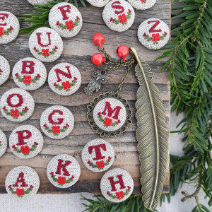 Zakładka z haftowaną literą
