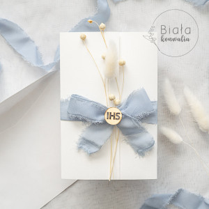 Zaproszenie z kokardą i suszonymi roślinami