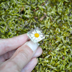 Zatopek pierścionek kwiat stokrotki