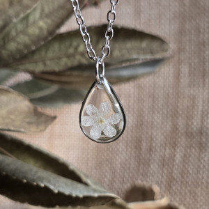 Zawieszka łezka z unikatową białą niezapominajką