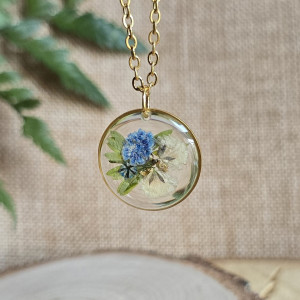 Zawieszka na szczęście z niebieskim kwiatem błękitna