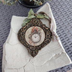 Zawieszka z Antycznym Zegarem w Ozdobnej Ramie