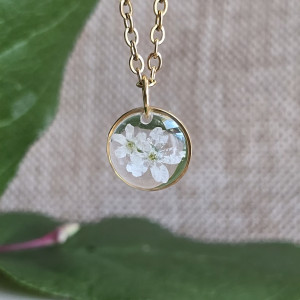 Zawieszka z białymi kwiatami niezapominajkami