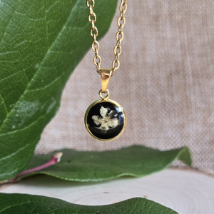 Zawieszka z czarnym tłem żółty kwiat