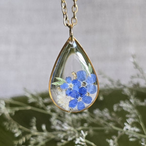 Zawieszka z kwiatami łezka niezapominajki żywica